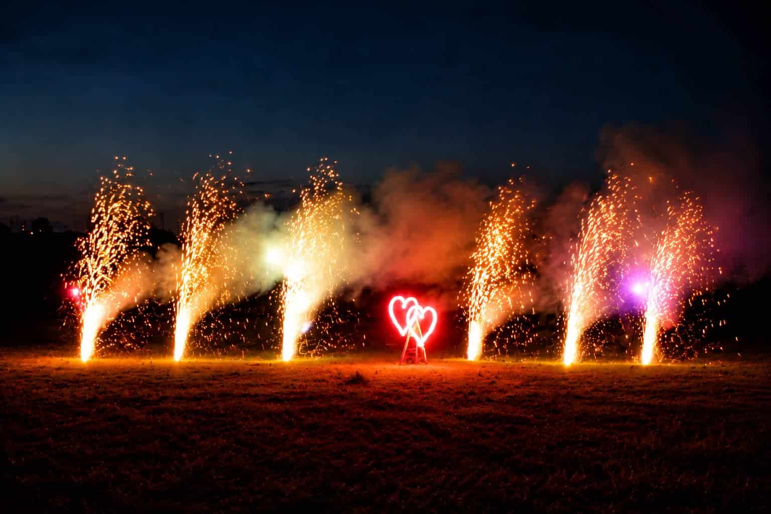 Bodenfontänen und beleuchtetes Doppelherz bei einem Hochzeitsfeuerwerk
