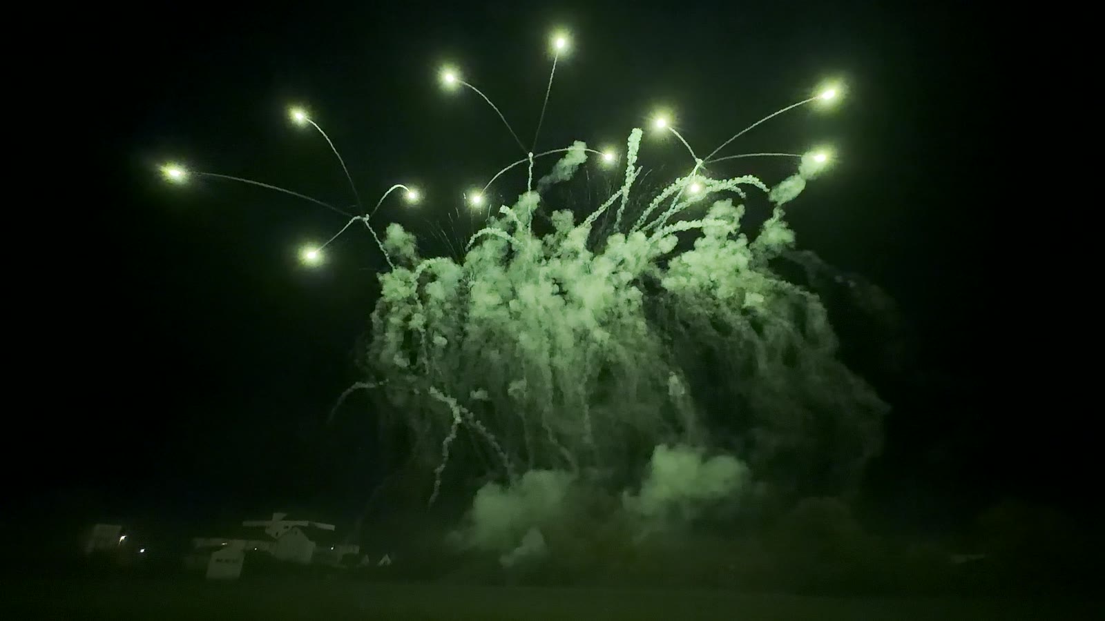 Grüne Kometen mit Blinkern beim Geburtstagsfeuerwerk